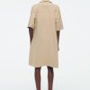 Сукня з контрастним коміром та рукавами пісочного кольору  COS