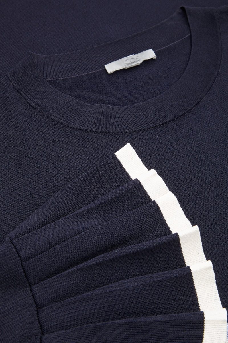 24670 (1) Трикотажна сукня з плісе на рукавах COS