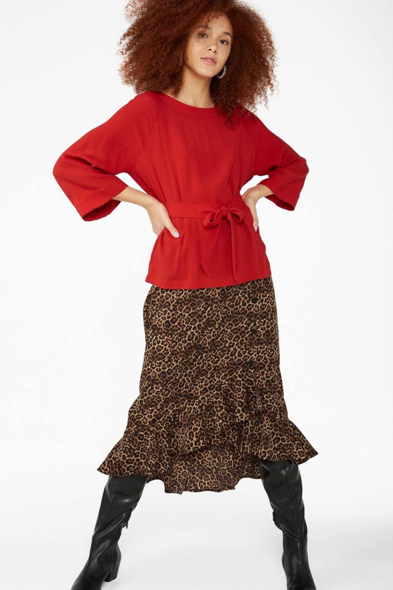 22249 2 Легка блуза червоного кольору з поясом Monki