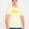 Чоловіча футболка жовтого кольору з логотипом LEVI'S   LEVI'S