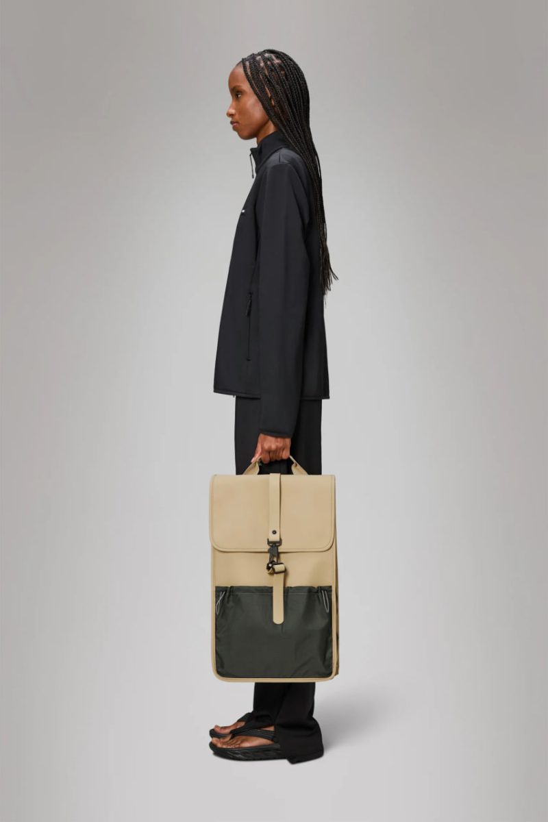 Рюкзак пісочного кольору з контрастною кишенею   RAINS