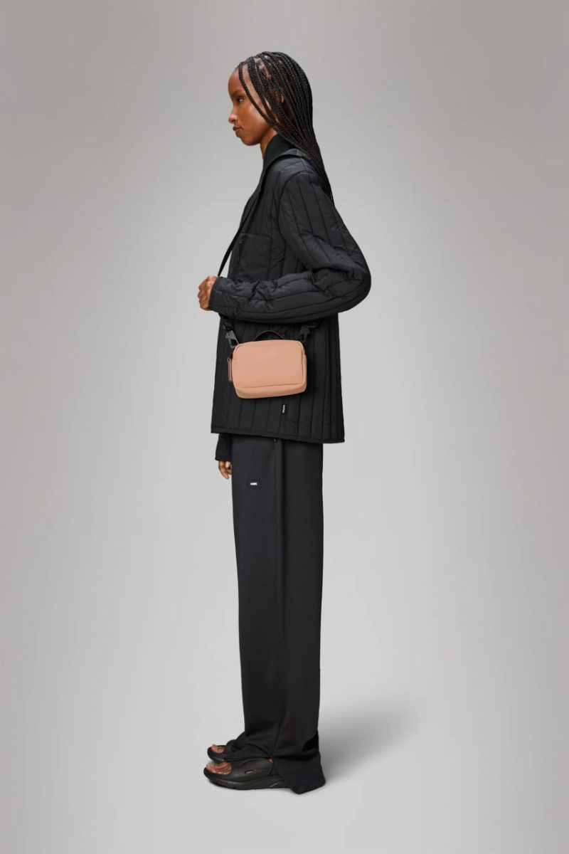 Крос-боді пудрового кольору RAINS