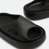 Об'ємні шльопанці чорного кольору AXEL ARIGATO