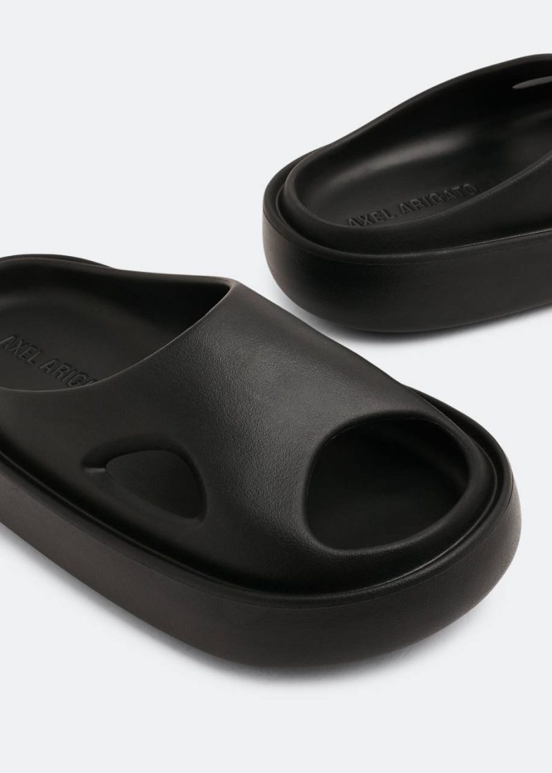 Об'ємні шльопанці чорного кольору AXEL ARIGATO