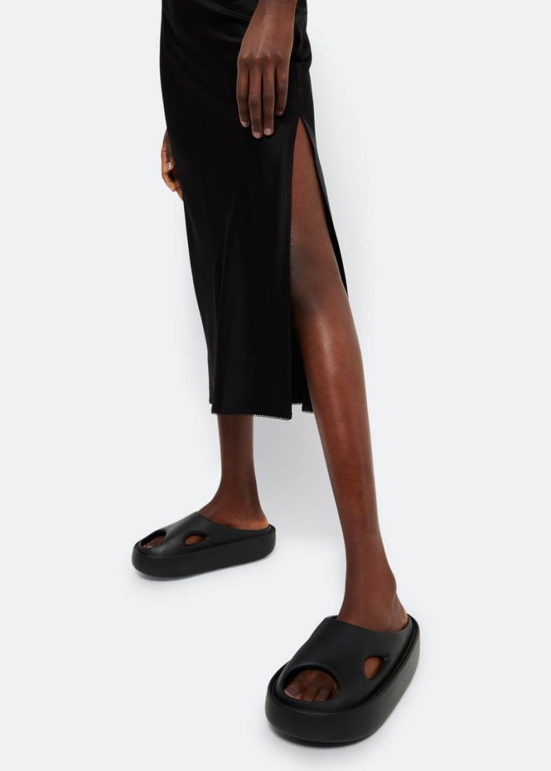 Об'ємні шльопанці чорного кольору AXEL ARIGATO