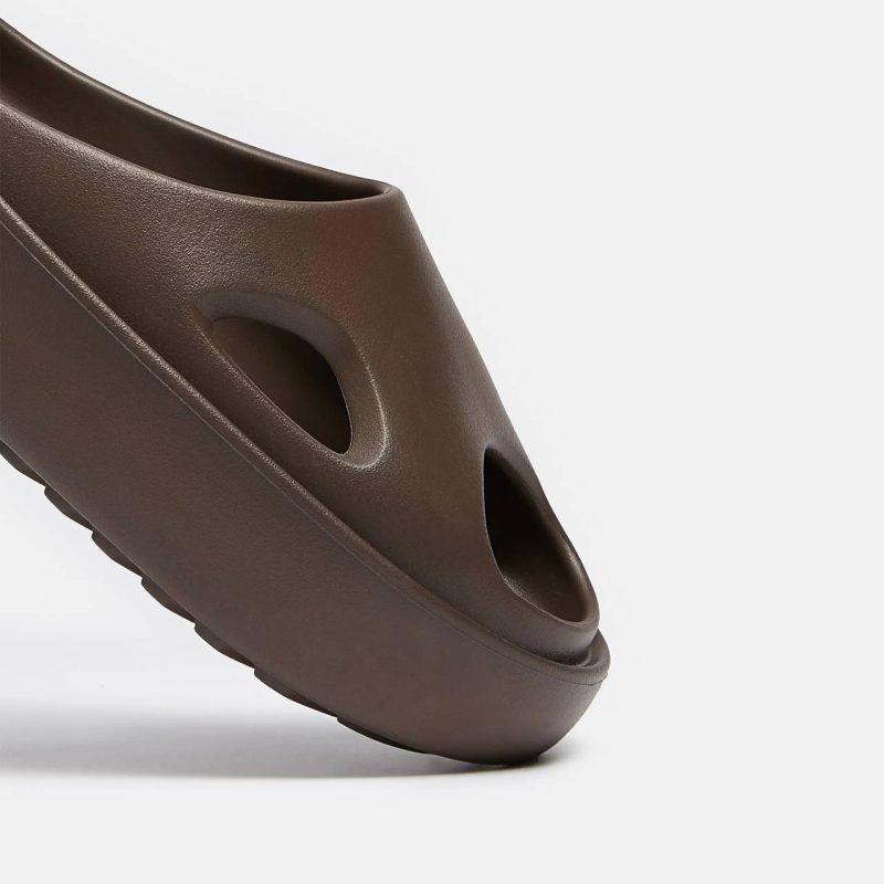 Об'ємні шльопанці коричневого кольору AXEL ARIGATO